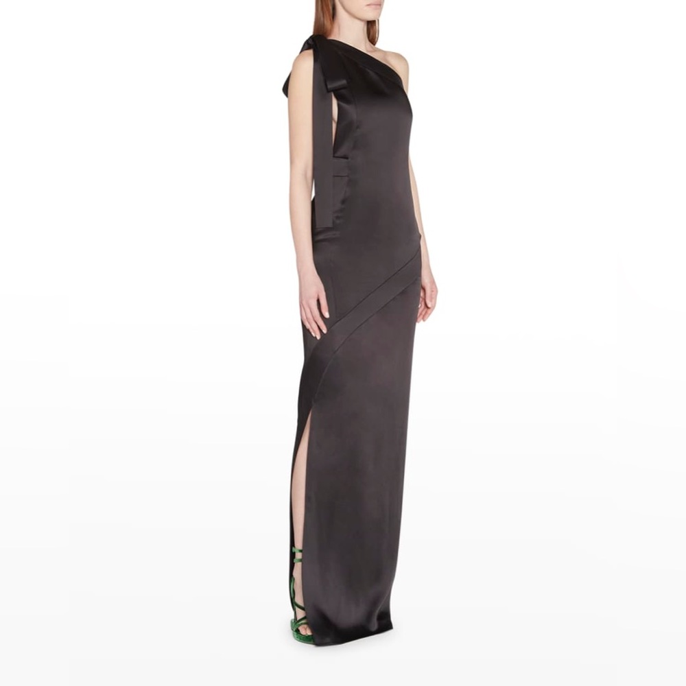 TOM FORD
One-Shoulder Bow Satin Gown 42